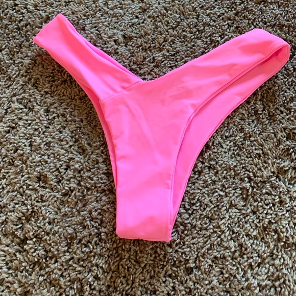 Adorable pink bikini size medium fits like a small - Picture 3 of 3